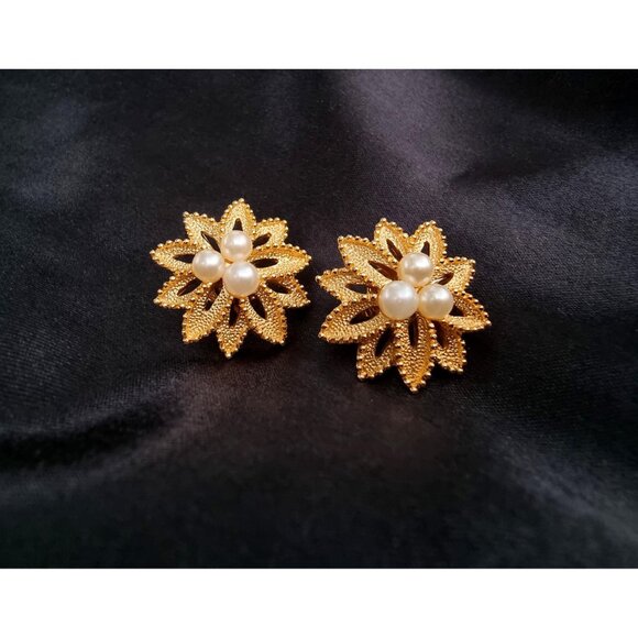 Vintage TRIFARI CROWN 1960s Signed Star Shape Gold Flower Faux Pearls Clip on Ea - Picture 4 of 8